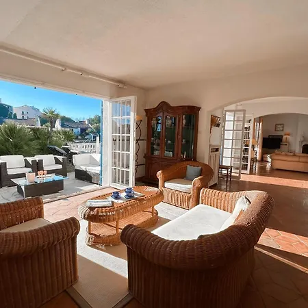 بيت للعطل Charming House With Swimming Pool And Mooring غريمو