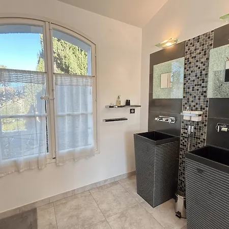 Vakantiehuis Charming House With Swimming Pool And Mooring Grimaud