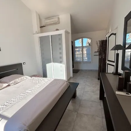 펜션 Charming House With Swimming Pool And Mooring 그리모